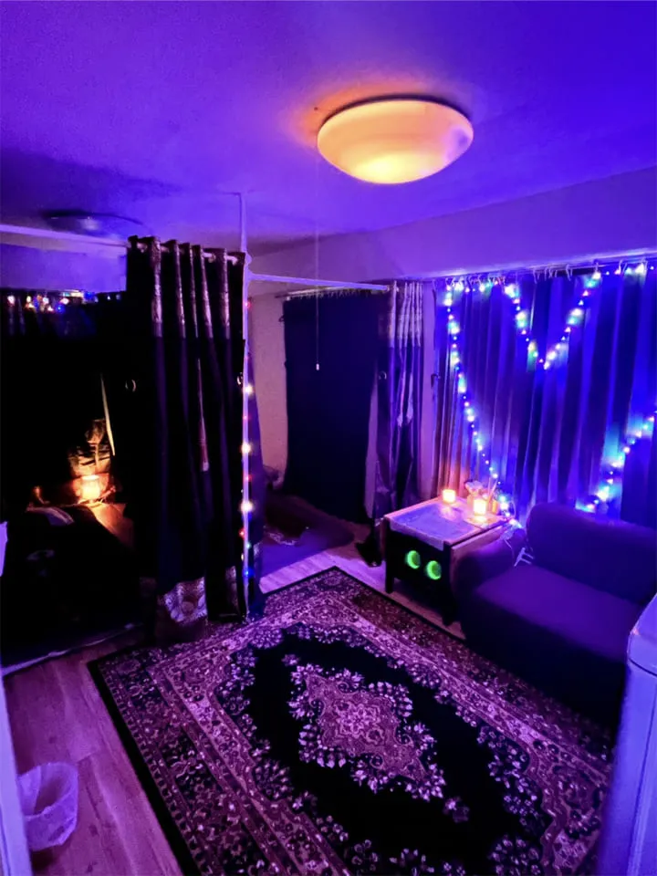 落ち着いた照明の施術ルーム。ゆったりとくつろげるタイマッサージ空間